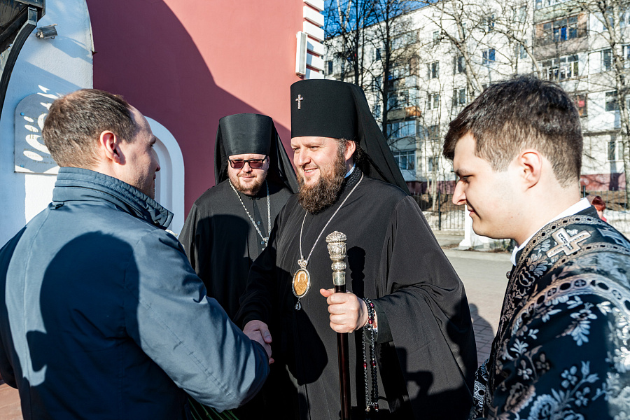 Вечерня с чтением акафиста Страстям Христовым в Александро-Невском храме города Видное